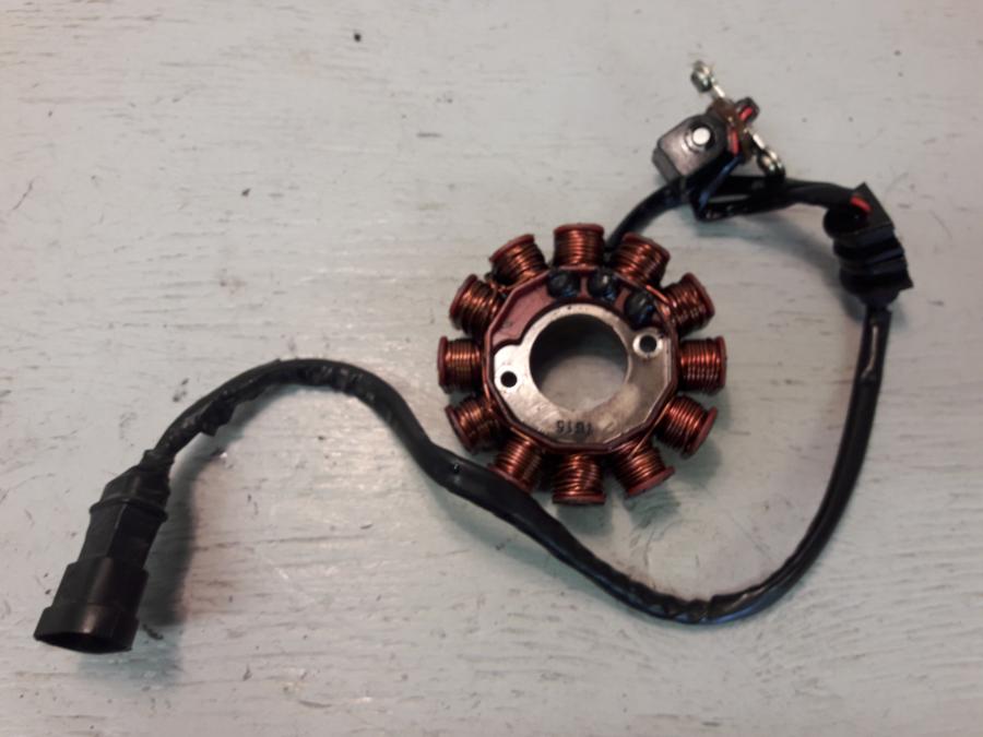 Framsidan på Generator från en Aprilia RS 125 -2017 motorcykel.