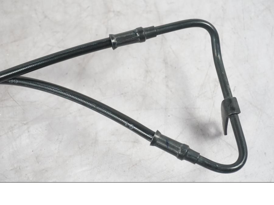 Snett nerifrån på Bromsledning från en KTM 1290 Super Duke R -2022 motorcykel.