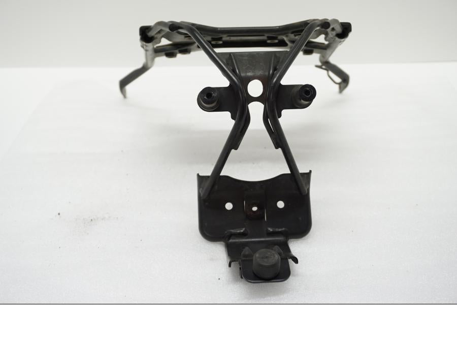 Vänster sida på Bakskärmstag från en Suzuki GSX 1300 BK -2008 motorcykel.