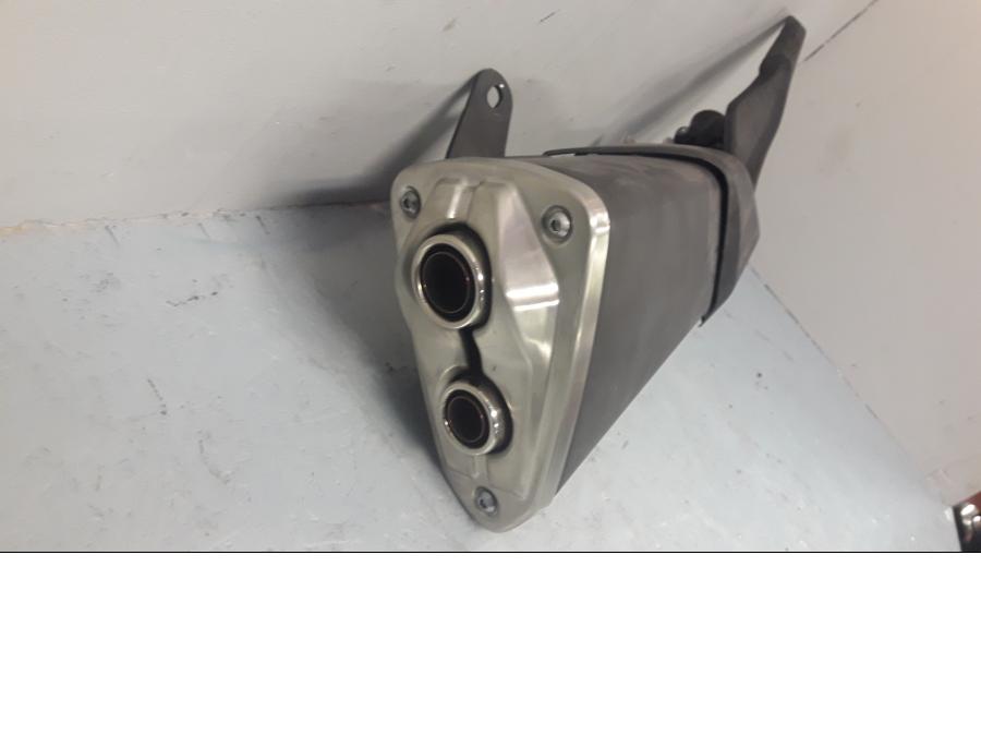 Höger sida på Ljuddämpare från en Kawasaki Z 800 -2014 motorcykel.