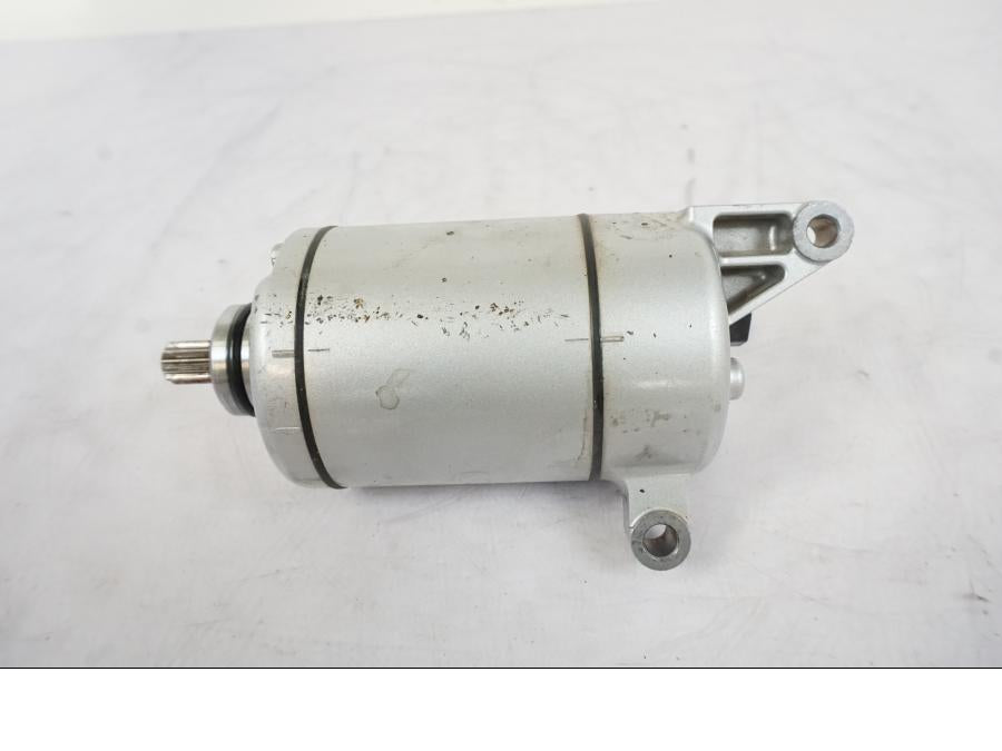 Snett nerifrån på Startmotor från en Honda VFR 1200 -2010 motorcykel.