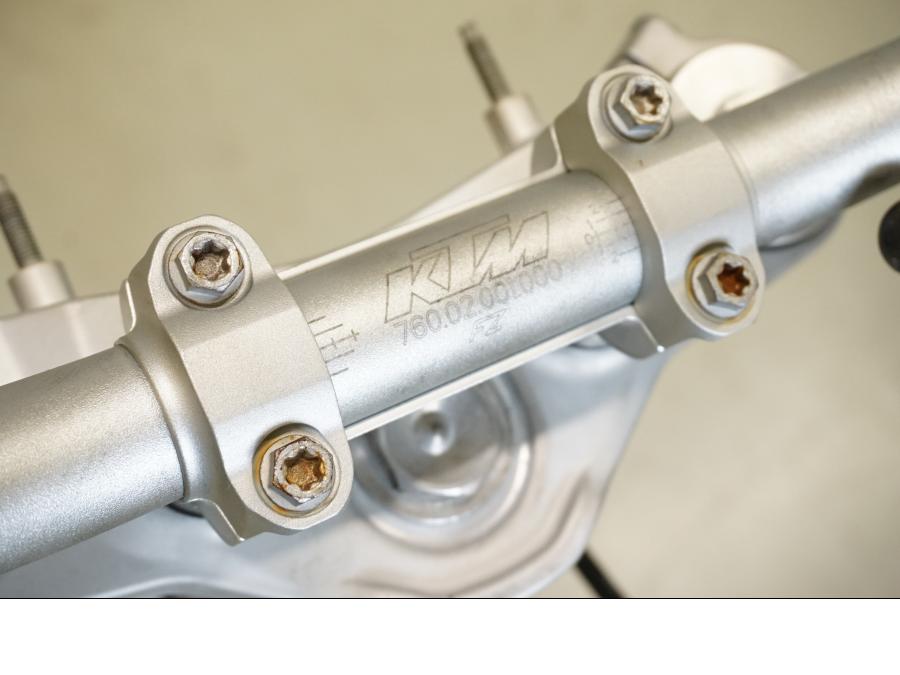 Snett uppifrån på Gaffelpaket från en KTM 690 Duke -2012 motorcykel.