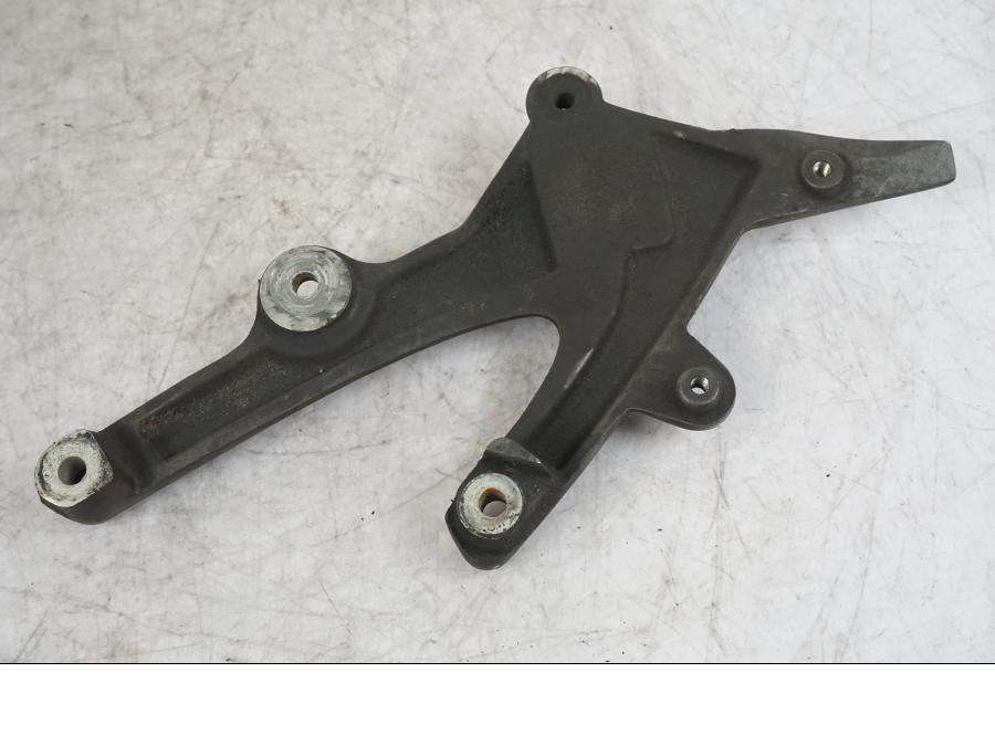 Snett uppifrån på Fotpinnefäste från en Buell 1125 R -2008 motorcykel.