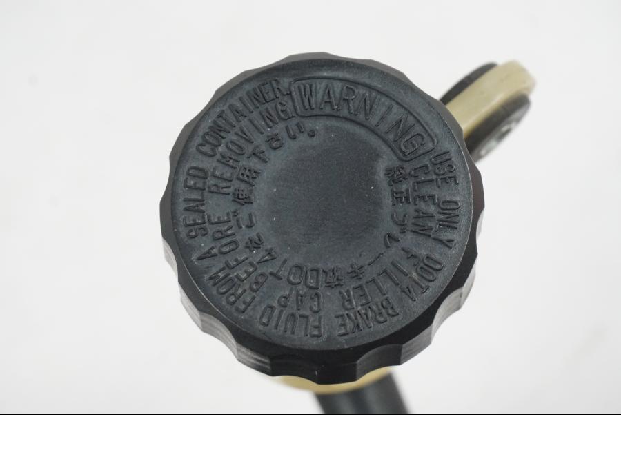 Vänster sida på Bromsvätskebehållare från en Yamaha YZF 1000 R1 -2007 motorcykel.