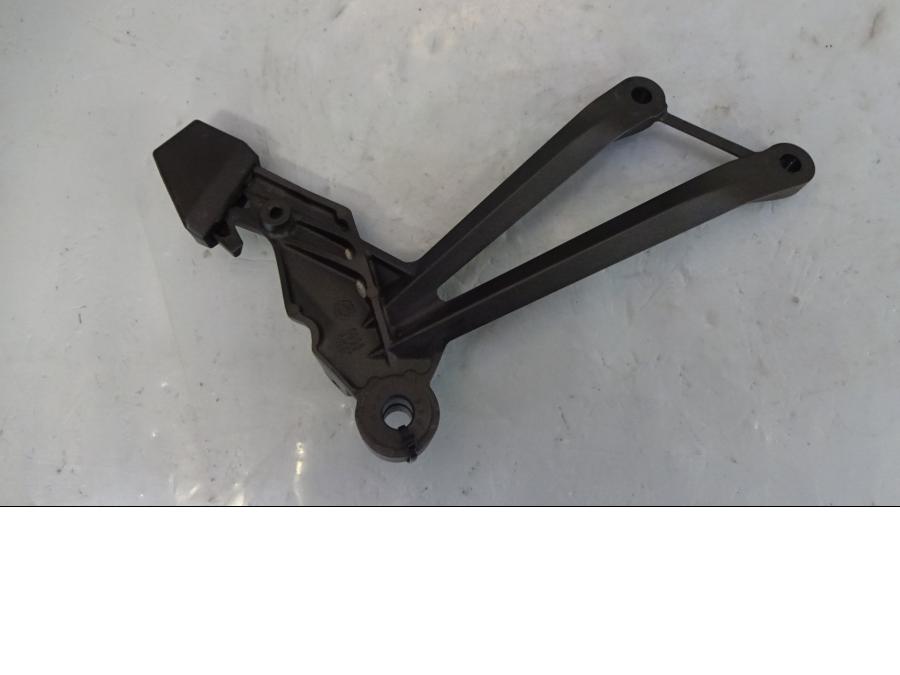 Baksidan på Fotpinnefäste från en Kawasaki Z 1000 -2018 motorcykel.