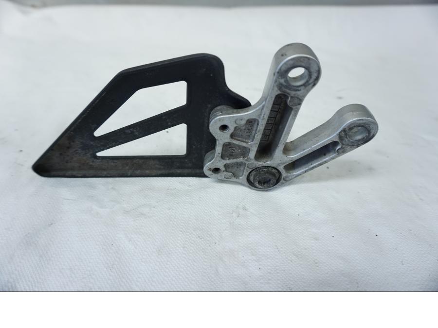 Höger sida på Fotpinnefäste från en Suzuki GSX-R 750 -2001 motorcykel.