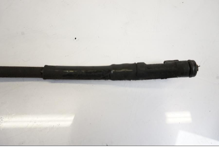 Vänster sida på Hastighetsmätarvajer från en BMW R 1150 RS -2003 motorcykel.