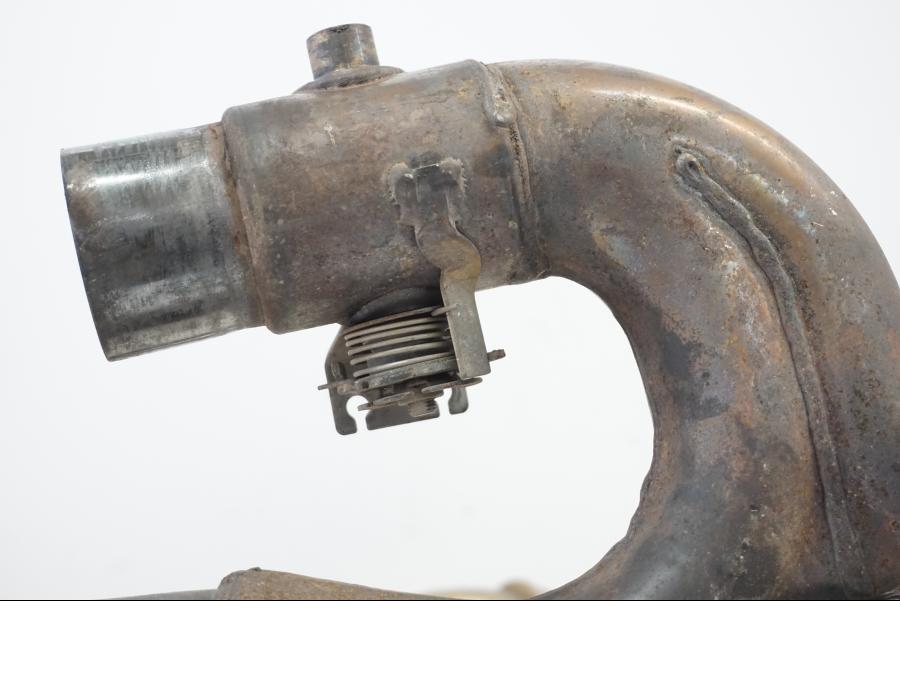 Vänster sida på Grenrör från en Aprilia RSV 1000 -2010 motorcykel.