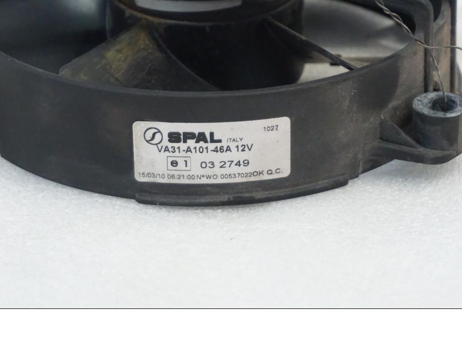 Höger sida pÄ VattenkylflÀkt frÄn en Aprilia RSV 1000 -2010 motorcykel.