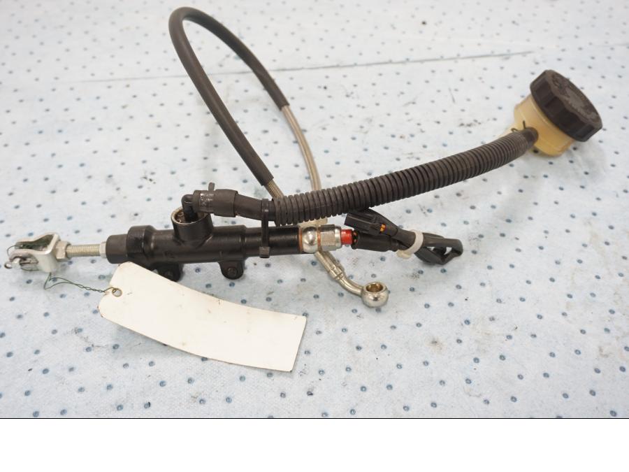 Baksidan på Bromshuvudcylinder från en Buell XB 12 -2009 motorcykel.