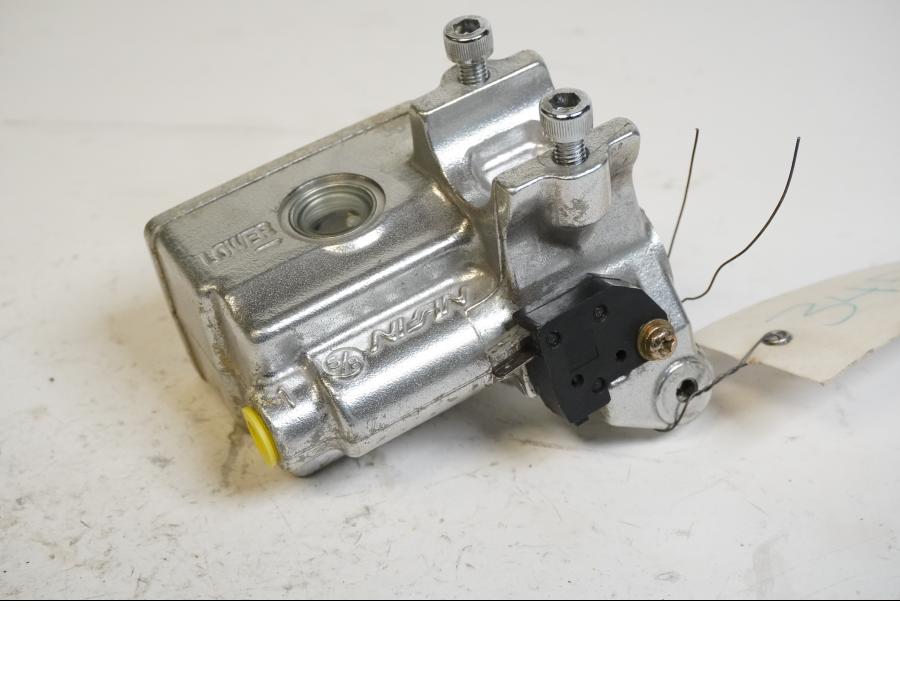 Vänster sida på Bromshuvudcylinder från en Kawasaki VN 1500 Mean Streak -2003 motorcykel.