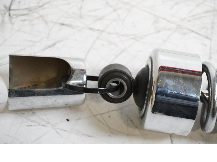 Vänster sida på Stötdämpare från en H-D Dyna Street Bob FXDB/I -2013 motorcykel.