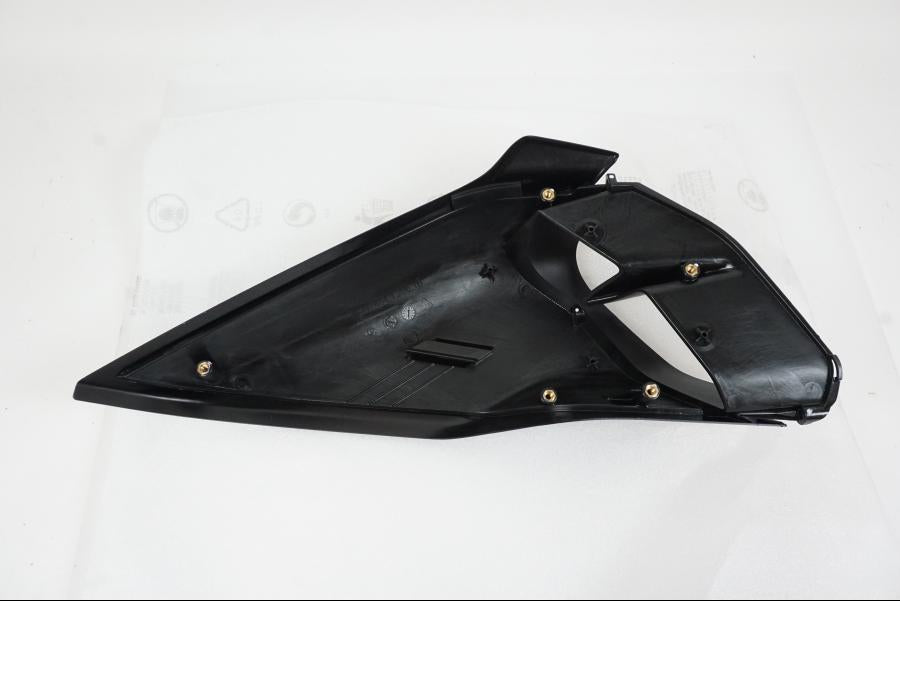 Snett nerifrån på Vattenkylkåpa från en Ducati Diavel V4 -2023 motorcykel.