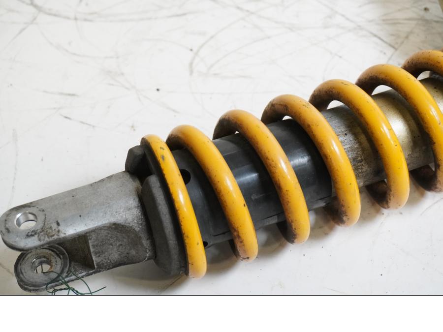 Snett nerifrån på Stötdämpare från en Kawasaki ZX-9R -1999 motorcykel.