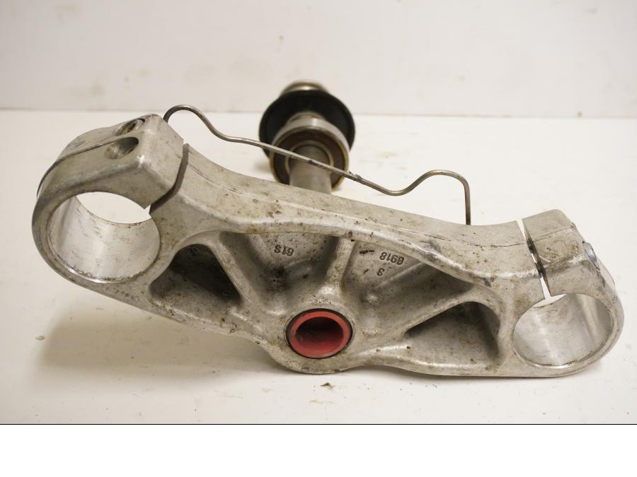 Baksidan på Gaffelkrona från en Triumph Speed Triple -2001 motorcykel.