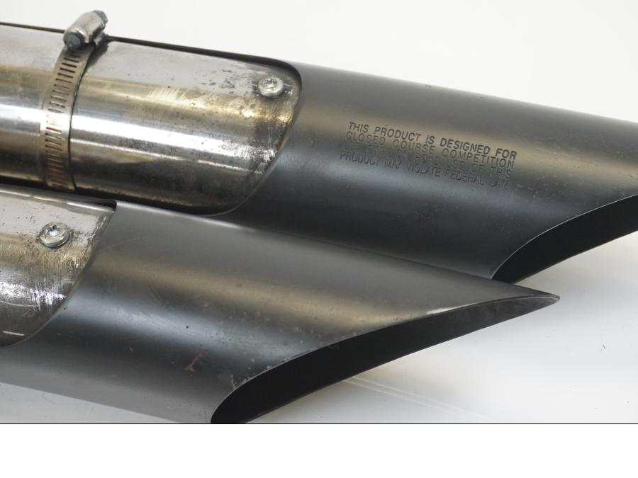 Snett nerifrån på Ljuddämpare Sport från en Victory Hammer -2012 motorcykel.