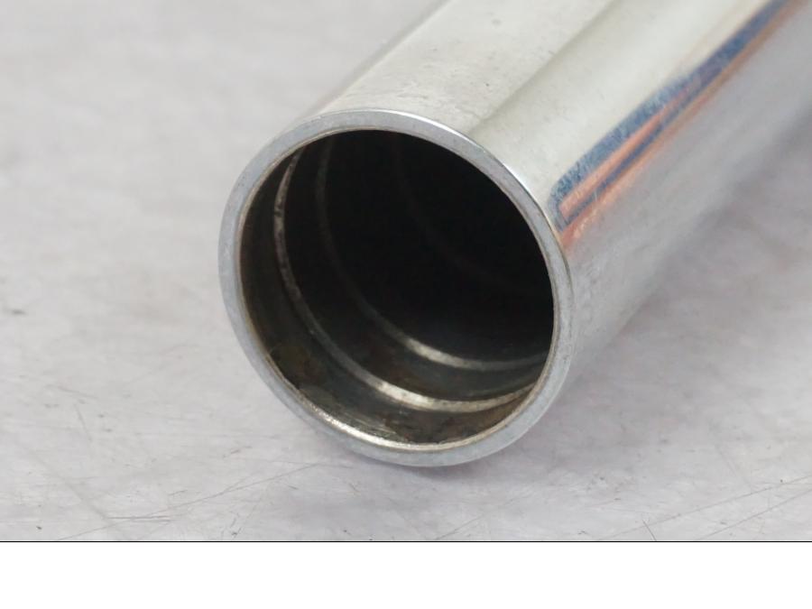 Snett nerifrån på Gaffelben från en Yamaha RD 125 LC -1982 motorcykel.