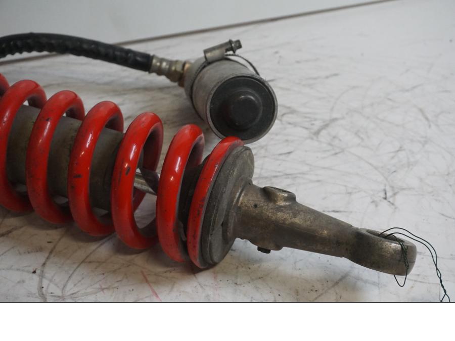 Snett nerifrÄn pÄ StötdÀmpare frÄn en Triumph Speed Triple -2001 motorcykel.