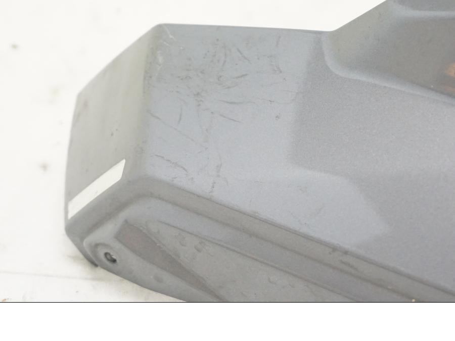 Baksidan på Bensintankskåpa från en Triumph Tiger Explorer -2012 motorcykel.