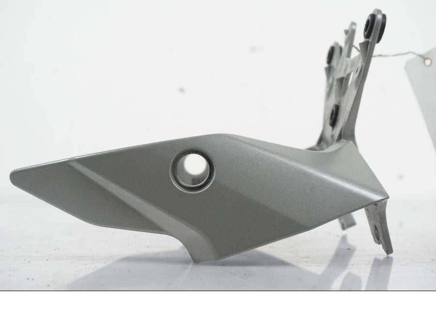 Extrabild2 på Strålkastarfäste från en MV Agusta Dragster -2014 motorcykel.