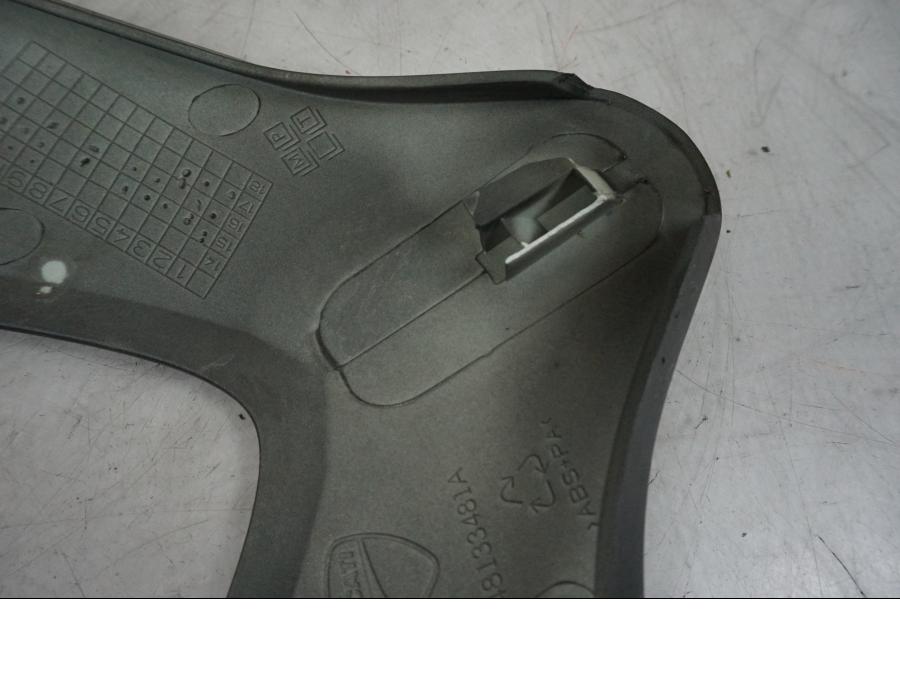 Vänster sida på Toppkåpa från en Ducati Multistrada 1200 -2017 motorcykel.