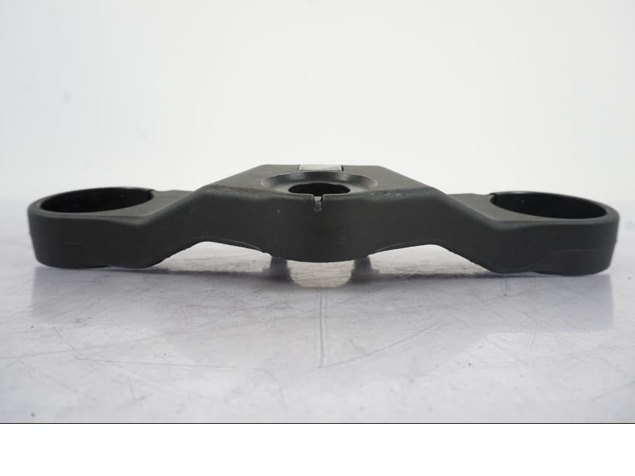 Snett nerifrån på Gaffelkrona från en Honda CBR 900 RR -2003 motorcykel.