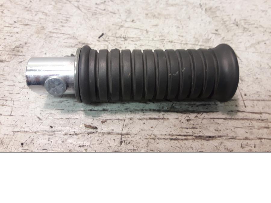 Framsidan på Fotpinne från en Suzuki VZ 1600 -2005 motorcykel.