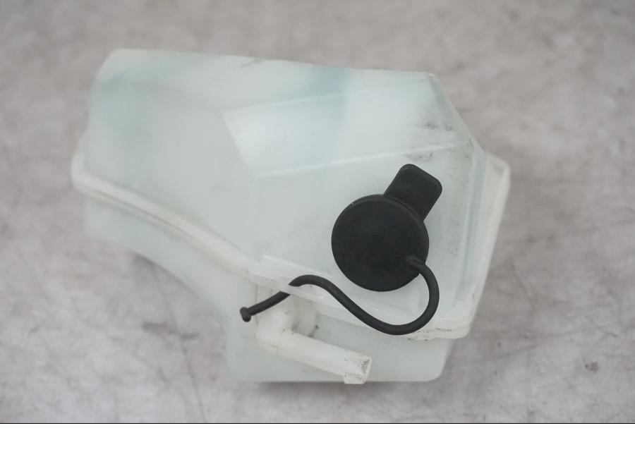 Vänster sida på Vattenexpansionskärl från en BMW F 800 R -2018 motorcykel.