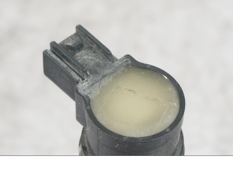 Snett uppifrån på Tändspole från en Kawasaki ZX-6R -2006 motorcykel.