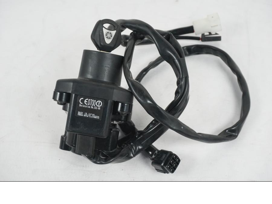 Extrabild6 på <p>Låssats från Yamaha FZ-8S FAZER ABS 2011.</p>
<p>Tändningslås, antenn, tanklock, sadellås, CDI och 1st nyckel.</p> motorcykel.