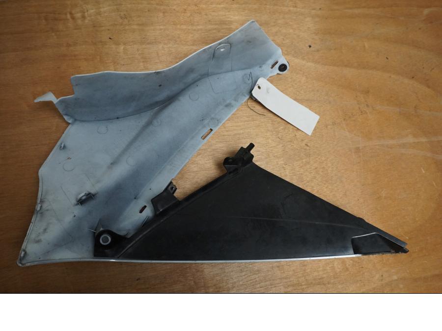 Vänster sida på Toppkåpsinsida från en Suzuki GSX-R 1000 -2007 motorcykel.