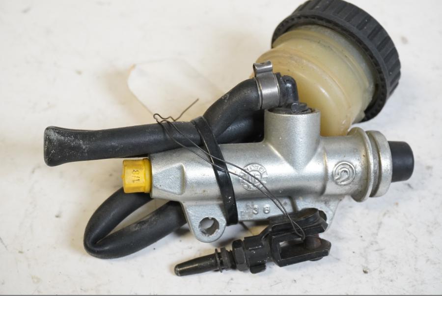 Baksidan på <p>Bromshuvudcylinder bak från BMW R 1200 GS 2007.</p>
<p>Med behållare.</p> motorcykel.