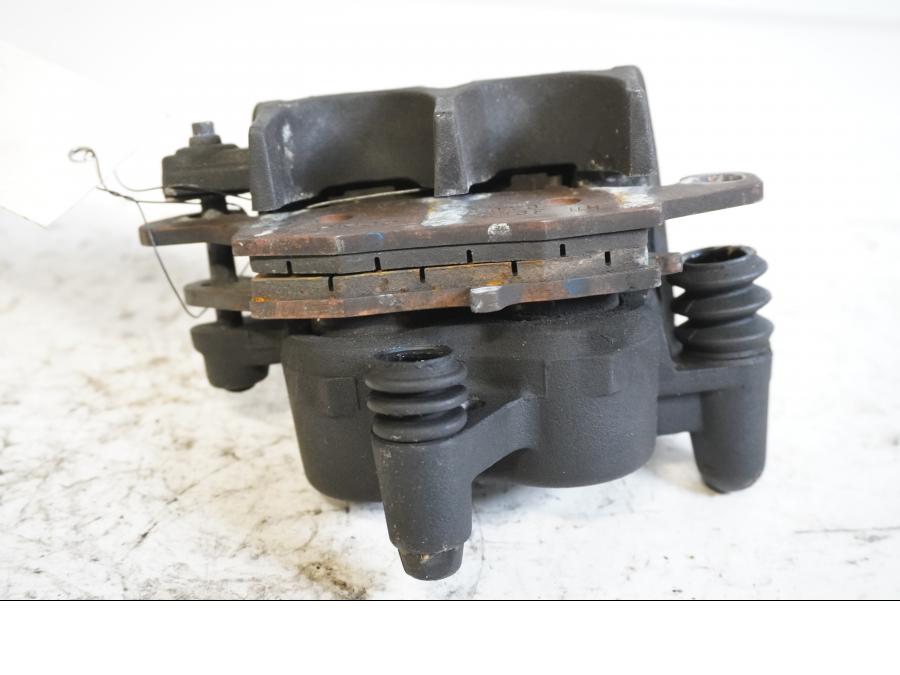 Höger sida på <p>Bromsok vänster fram Kawasaki ER-6N ABS 2014.</p>
<p>Tokico. Två kolvs ok. Lättare skrapmärken på oket.</p>
<p>Okej skick.</p> motorcykel.