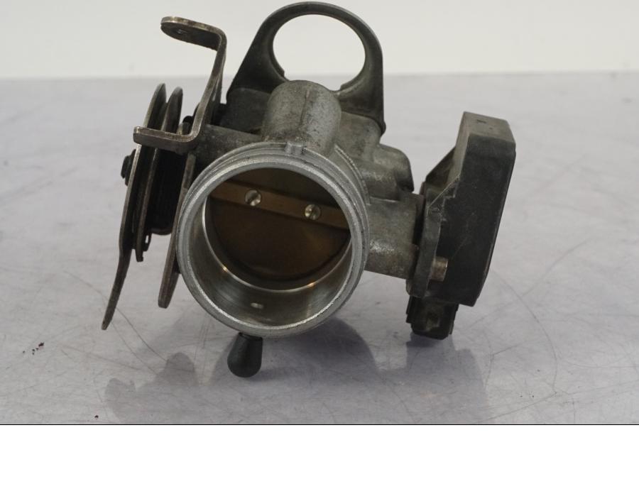 Vänster sida på Spjällhus från en BMW R 1100 GS -1998 motorcykel.