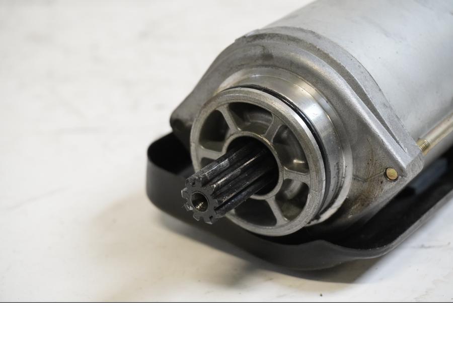 Baksidan på Startmotor från en Suzuki VL 800 -2001 motorcykel.