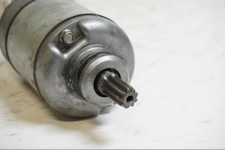 Baksidan på Startmotor från en Suzuki GSX-R 750 -1997 motorcykel.