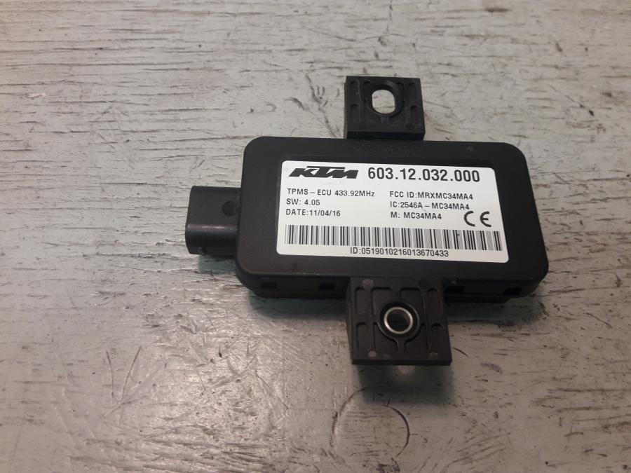 Framsidan på Lufttryckssensor från en KTM 1290 Super Duke -2016 motorcykel.