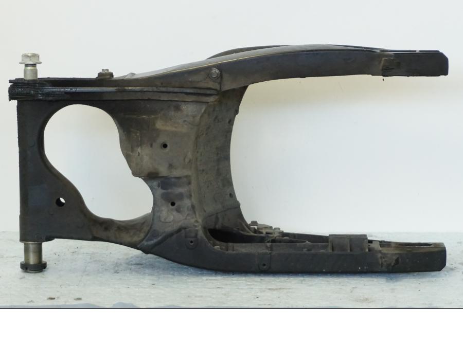 Snett nerifrån på Sving från en Suzuki GSX 1300 BK -2008 motorcykel.