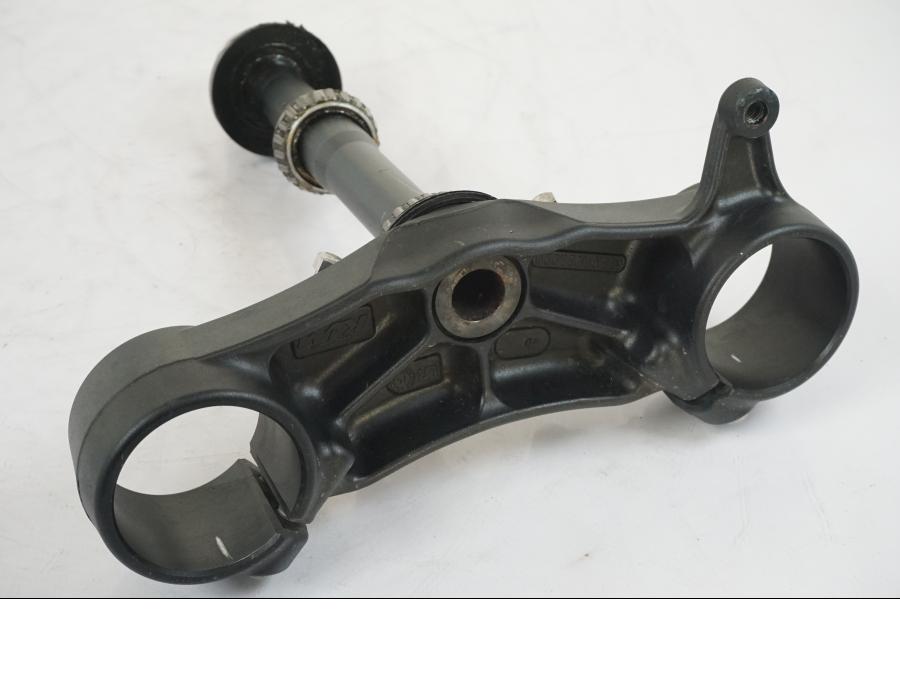 Snett nerifrån på Gaffelkrona från en KTM 1290 Super Duke R -2015 motorcykel.