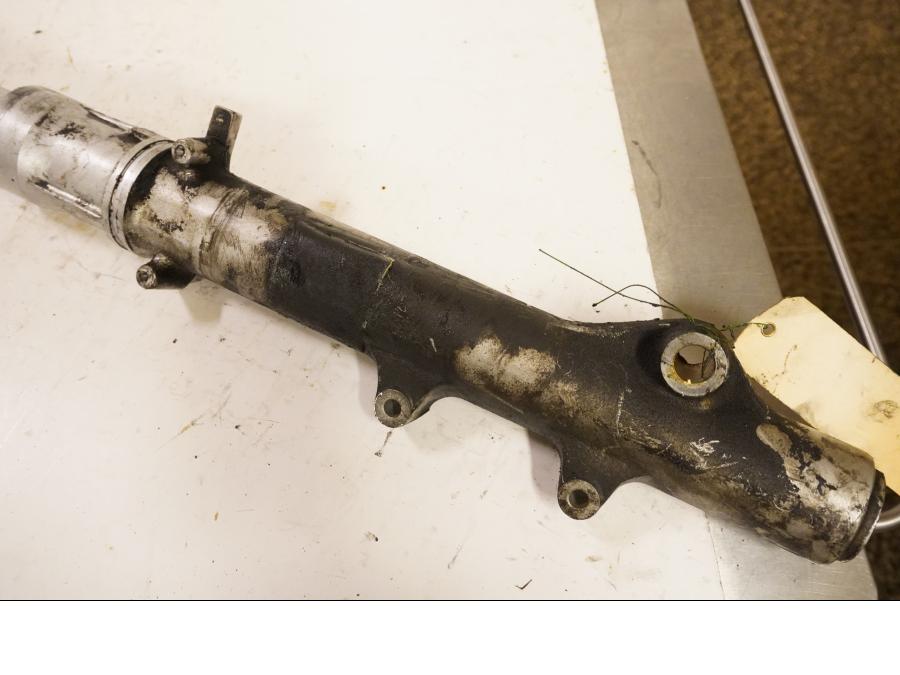 Snett uppifrån på Gaffelben från en Suzuki DR 750 S -1988 motorcykel.