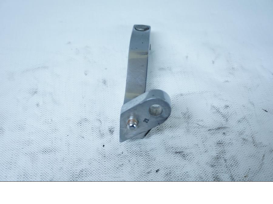 Vänster sida på Fotpinnefäste från en H-D Street Glide FLHX -2009 motorcykel.