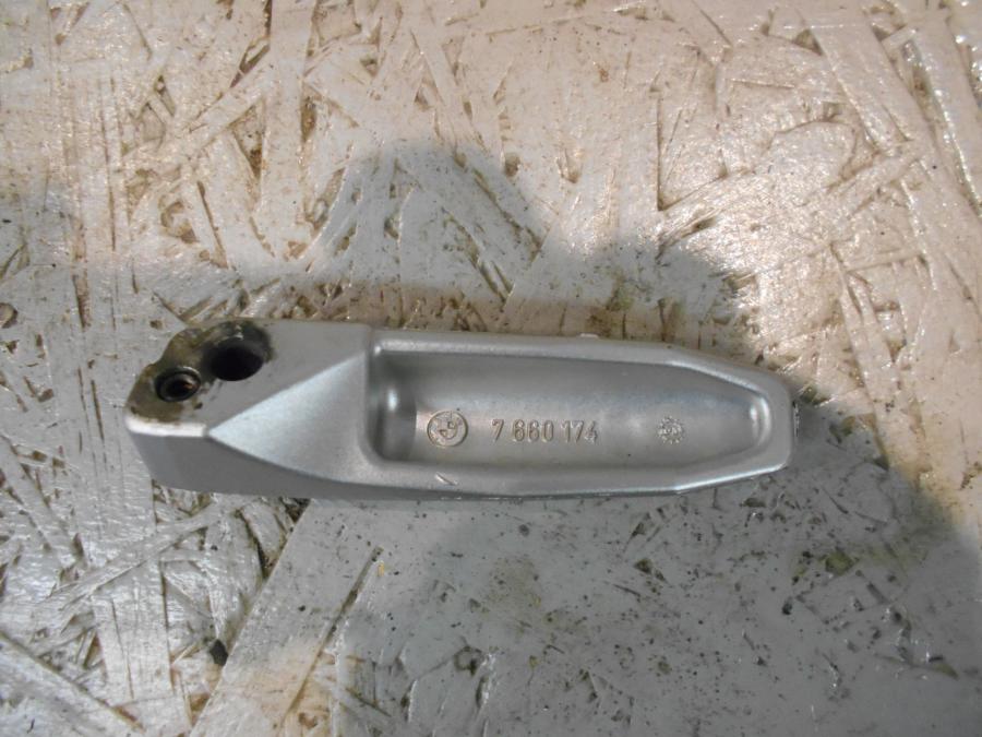 Baksidan på Fotpinne från en BMW K 1300 R -2009 motorcykel.