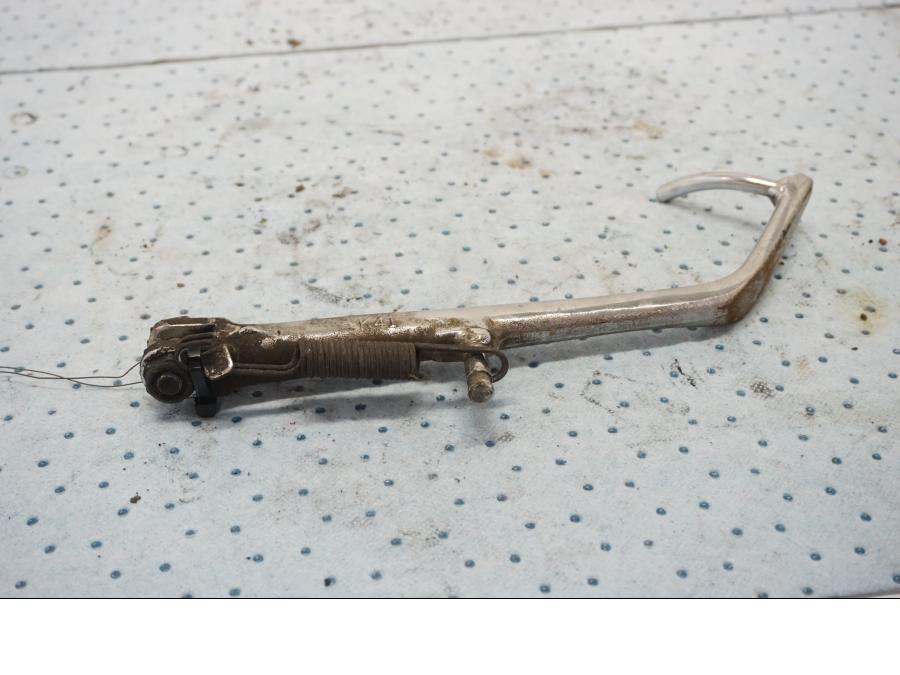 Baksidan på Sidostöd från en Kawasaki EN 500 -1999 motorcykel.