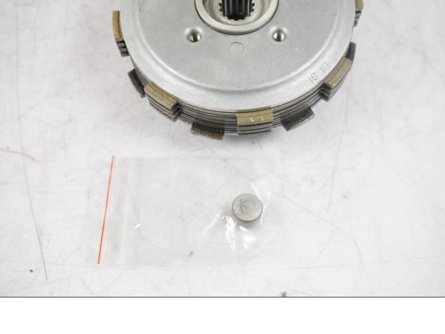 Snett nerifrån på Lameller från en KTM 125 Duke -2017 motorcykel.