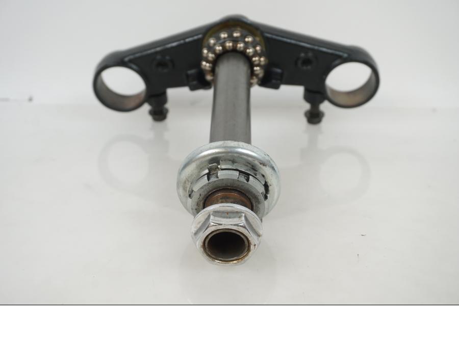 Vänster sida på Gaffelkrona från en Honda CBR 600 -1998 motorcykel.