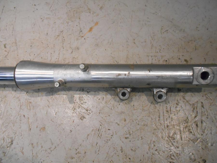 Höger sida på Gaffelben från en Suzuki VS 750 Intruder -1986 motorcykel.