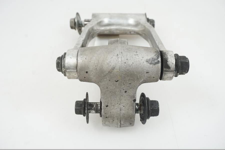 Snett nerifrån på Stötdämparlänkage från en Suzuki GSX-R 1000 -2007 motorcykel.