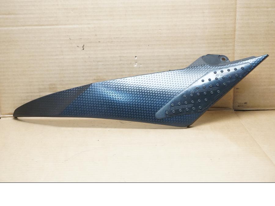 Framsidan på Bensintankskåpa från en Yamaha YZF R6 -2008 motorcykel.