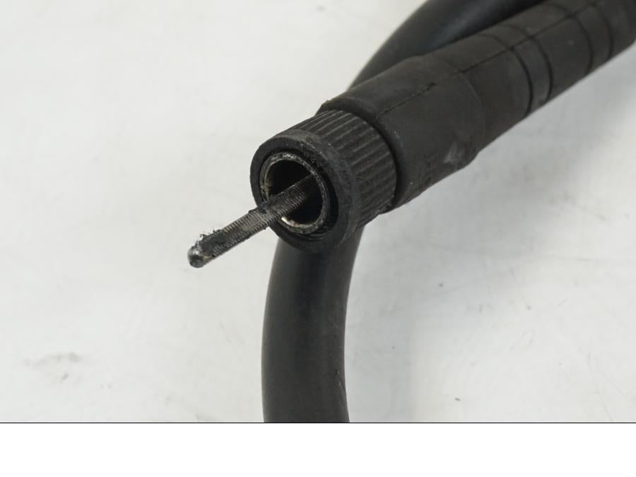 Vänster sida på Hastighetsmätarvajer från en Yamaha XJR 1300 -2002 motorcykel.