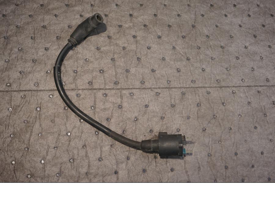 Framsidan på Tändspole från en Honda XRV 750 -1995 motorcykel.